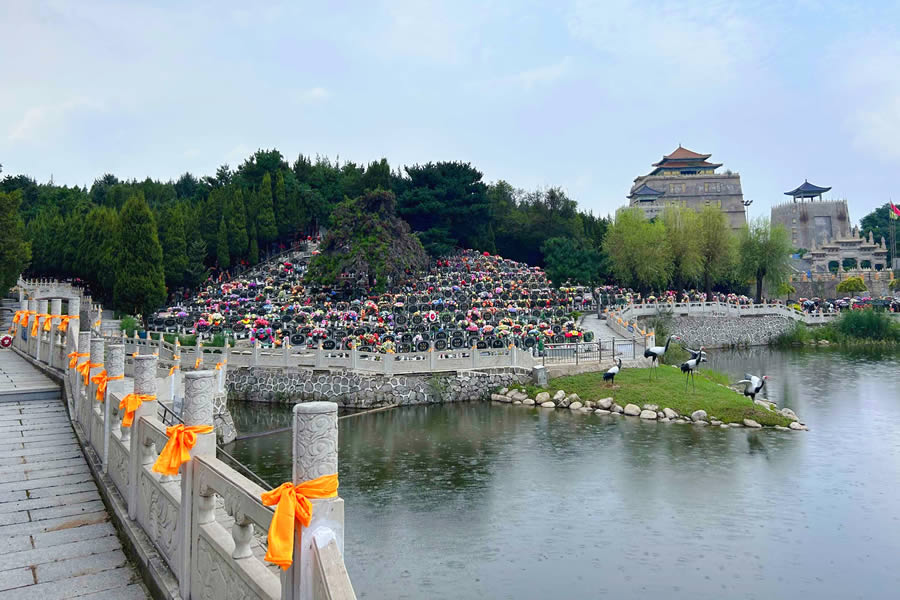 沈阳天山墓园：一池碧水，放生池畔，让生命以最美的姿态告别！